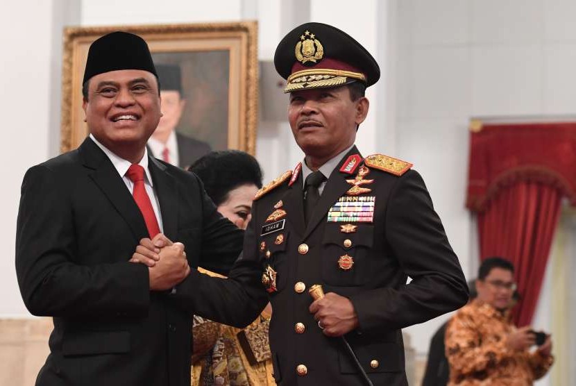 Menteri Pemberdayaan Aparatur Negara dan Reformasi Birokrasi (Menpan RB) Komjen Pol Syafruddin (kiri) melakukan salam komando dengan Kapolda Metro Jaya Irjen Pol Idham Aziz (kanan) usai pelantikan di Istana Negara, Jakarta,Rabu (15/8).