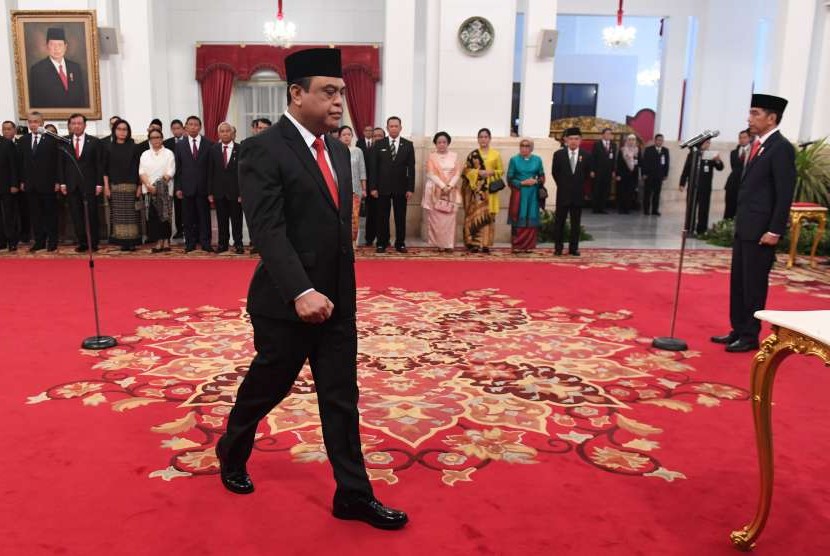 Menteri Pemberdayaan Aparatur Negara dan Reformasi Birokrasi (Menpan RB) Komjen Pol Syafruddin (kiri) bersiap menandatangani berita acara pelantikan di Istana Negara, Jakarta, Rabu (15/8). 