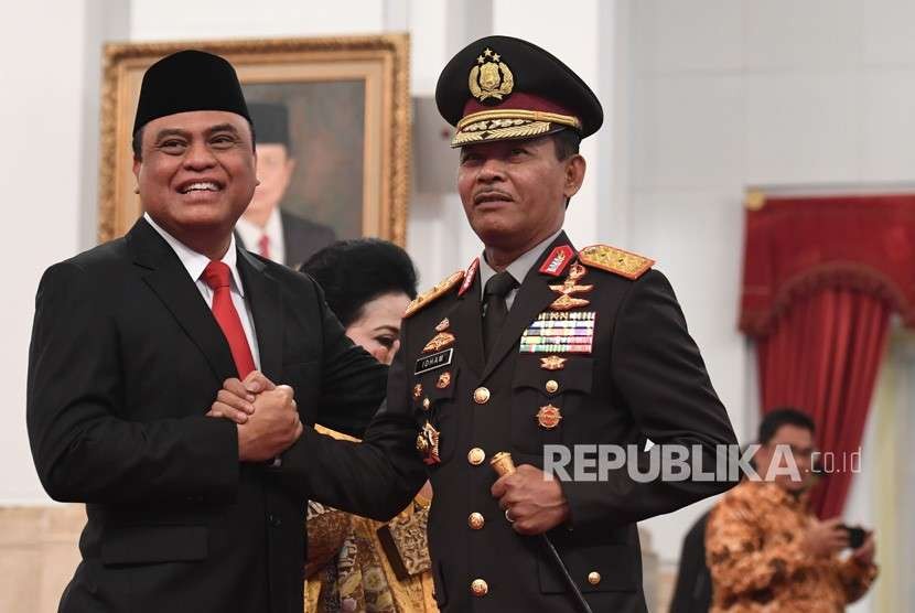 Menteri Pemberdayaan Aparatur Negara dan Reformasi Birokrasi (Menpan RB) Komjen Pol Syafruddin (kiri) melakukan salam komando dengan Kapolda Metro Jaya Irjen Pol Idham Aziz (kanan) usai pelantikan di Istana Negara, Jakarta,Rabu (15/8).