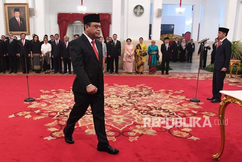 Menteri Pemberdayaan Aparatur Negara dan Reformasi Birokrasi (Menpan RB) Komjen Pol Syafruddin (kiri) bersiap menandatangani berita acara pelantikan di Istana Negara, Jakarta, Rabu (15/8).