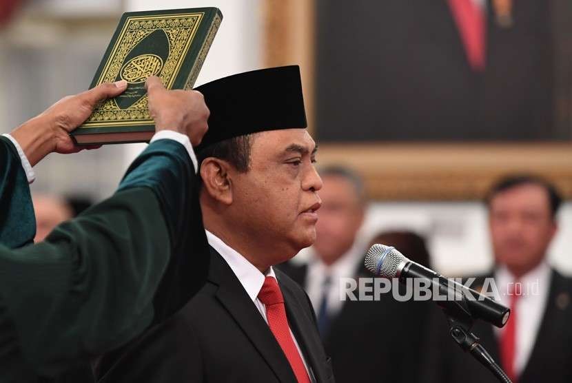 Menteri Pemberdayaan Aparatur Negara dan Reformasi Birokrasi (Menpan RB) Komjen Pol Syafruddin mengucapkan sumpah jabatan saat pelantikan di Istana Negara, Jakarta, Rabu (15/8).