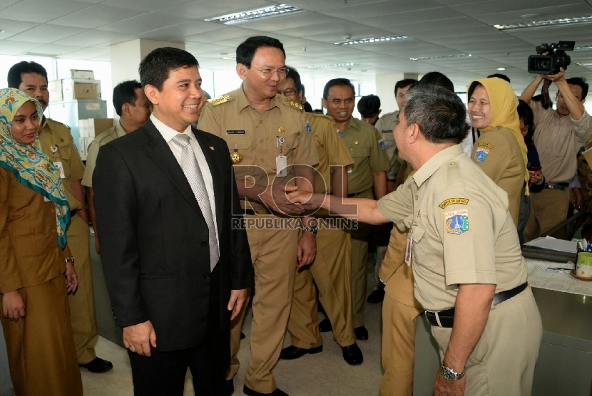 Menteri Pemberdayaan Aparatur Negara dan Reformasi Birokrasi (PAN-RB) Yuddy Chrisnandi di dampingi Gubernur Jakarta Basuki Tjahaja Purnama melakukan inspeksi mendadak (sidak) di gedung Badan Kepegawaian Daerah (BKD), Jakarta, Rabu (22/7).