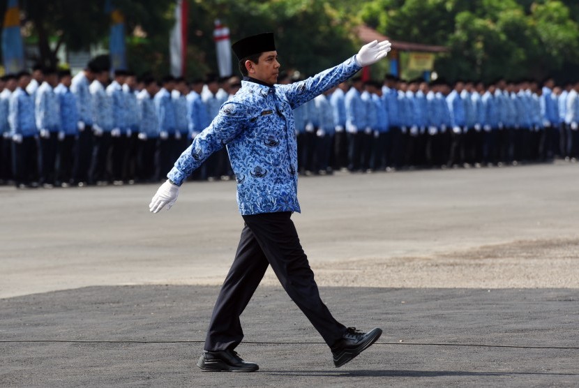 Menteri Pemberdayaan Aparatur Negara dan Reformasi Birokrasi Yuddy Chrisnandi (kiri) mengikuti Upacara peringatan HUT ke-44 Korps Pegawai Republik Indonesia (Korpri) sebagai Inspektur upacara di Lapangan Makodam V/Brawijaya Surabaya, Jawa Timur, Senin (30/