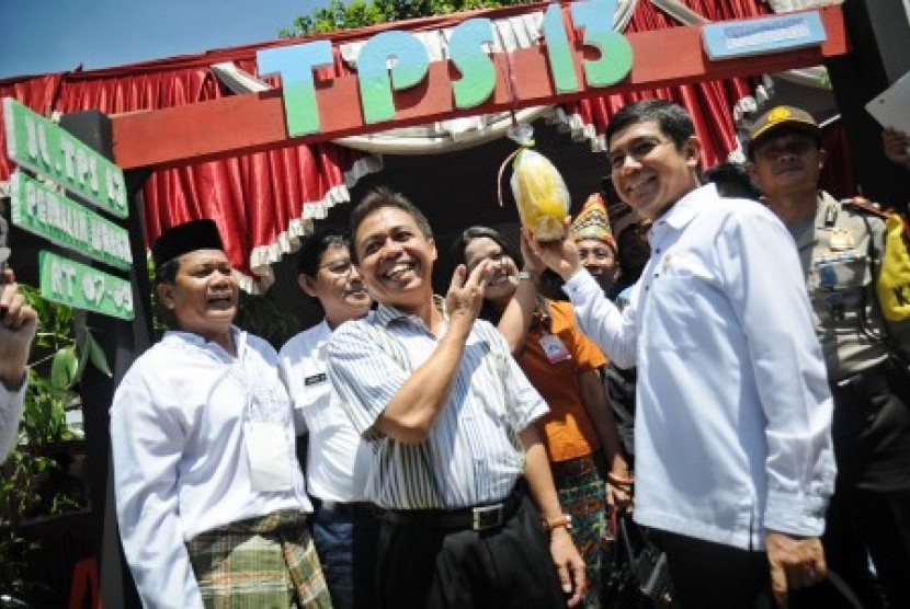 Menteri Pemberdayaan Aparatur Negara dan Reformasi Birokrasi Yuddy Chrisnandi (kedua kanan) bersama Walikota Depok Nurmahmudi Ismail (kedua kiri) meninjau pelaksanaan pemungutan suara di TPS Kampung Pilkada RW 03, Depok Jaya, Depok, Jawa Barat, Rabu (9/12)