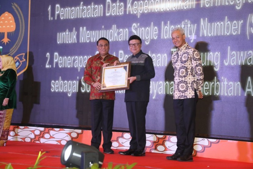 Menteri Pemberdayaan Aparatur Negara Syafruddin memberikan penghargaan kepada Mendagri Tjahjo Kumolo disaksikan Gubernur Jawa Tengah Ganjar Pranowo di Semarang