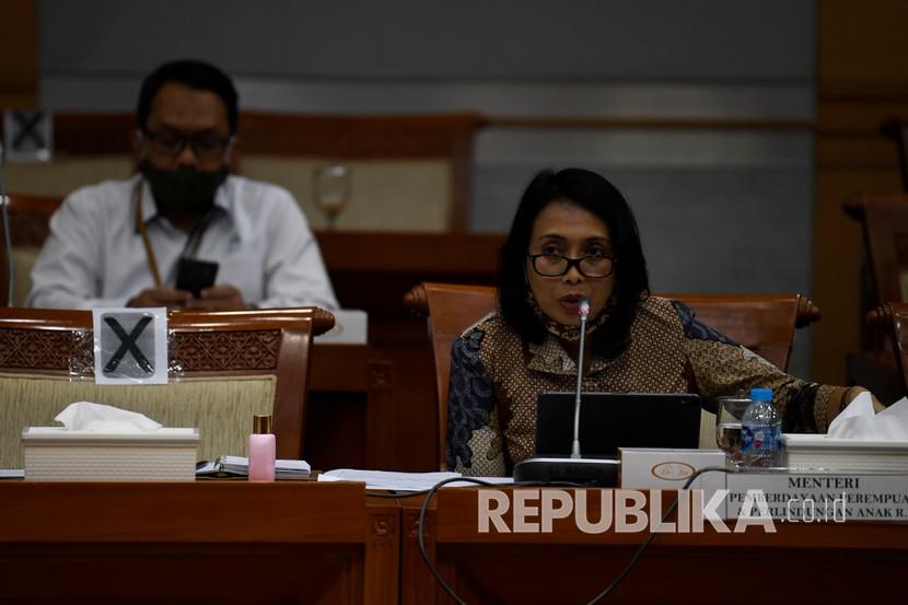 Menteri Pemberdayaan Perempuan dan Perlindungan Anak I Gusti Ayu Bintang Darmawati (kanan)