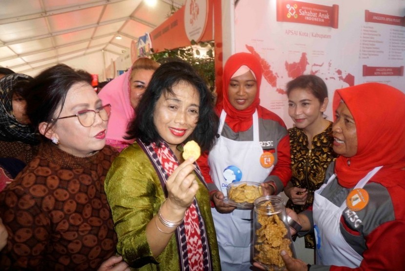 Menteri Pemberdayaan Perempuan dan Perlindungan Anak, Ida Ayu Bintang saat mengunjungi stand Rumah Tempe dalam rangkaian peringatan nasional Hari Ibu di Semarang, Senin (23/12).