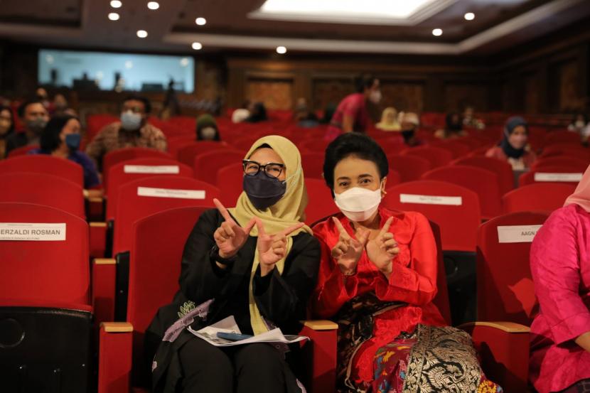 Menteri Pemberdayaan Perempuan dan Perlindungan Anak Indonesia (PPAI)  Bintang Puspayoga  (kanan) 