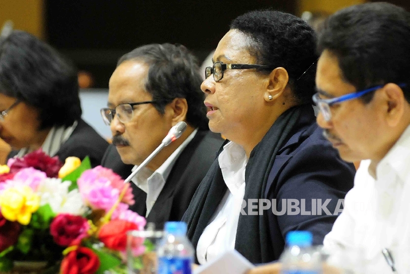 Menteri Pemberdayaan Perempuan dan Perlindungan Anak (MenPPPA) Yohana Yambise (kedua kanan) mengikuti Rapat Kerja dengan Komisi VIII Gedung DPR RI, Komplek Parlemen Senayan, Jakarta, Senin (22/2). (Republika/Agung Supriyanto)