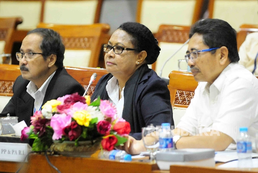 Menteri Pemberdayaan Perempuan dan Perlindungan Anak (MenPPPA) Yohana Yambise (kedua kanan) mengikuti Rapat Kerja dengan Komisi VIII Gedung DPR RI, Komplek Parlemen Senayan, Jakarta, Senin (22/2). (Republika/Agung Supriyanto)