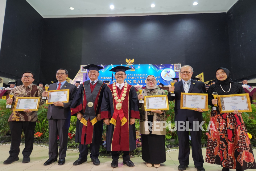 Menteri Pemberdayaan Perempuan dan Perlindungan Anak (PPPA), Arifah Fauzi (ketiga dari kanan) mendapatkan pengharagaan alumni berprestasi saat Dies Natalis UIN Sunan Kalijaga, Selasa (22/9/2025).  