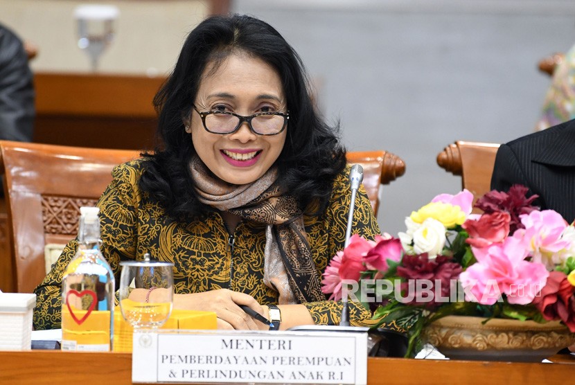 Menteri Pemberdayaan Perempuan dan Perlindungan Anak (PPPA) I Gusti Ayu Bintang Darmavati mengikuti rapat kerja bersama Komisi VIII DPR di kompleks Parlemen, Jakarta, Rabu (13/11/2019).