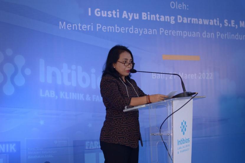 Menteri Pemberdayaan Perempuan dan Perlindungan Anak (PPPA) I Gusti Ayu Bintang Darmawati ketika meresmikan Intibios Lab, Klinik, dan Farmasi di Denpasar, Bali.