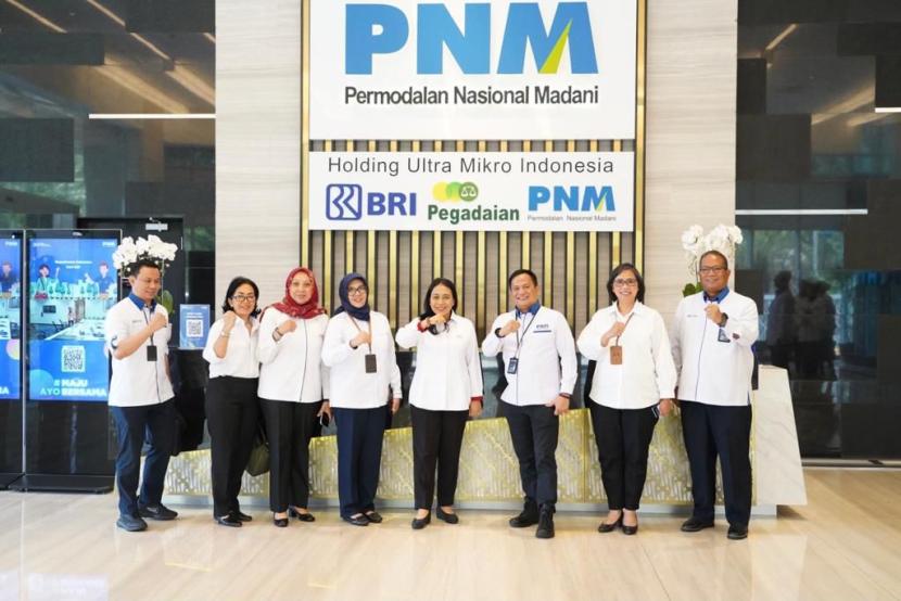 Menteri Pemberdayaan Perempuan dan Perlindungan Anak (PPPA) I Gusti Ayu Bintang Darmawati bersama Direktur Utama PNM Arief Mulyadi, saat kunjungan kerja di kantor pusat PNM, Senin (16/10/2023).