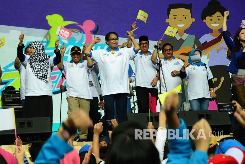 Menteri PPPA Yohana Yembise ketika menyerukan antikekerasan pada perempuan dan anak pada acara kampanye Three Ands, di Bandung. (Ilustrasi)