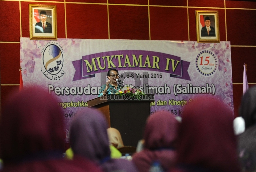 Menteri Pemberdayaan Perempuan Dan Perlindungan Anak Yohana Susana Yembise berbicara saat membuka Muktamar IV Persaudaraan Muslimah (Salimah) di Depok, Jawa Barat. Jumat (6/3). 