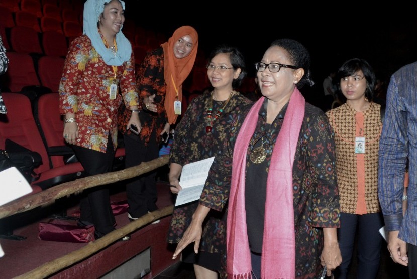 Menteri Pemberdayaan Perempuan dan Perlindungan Anak, Yohana Susana Yambise (kedua kanan) menghadiri pembukaan The Fourth Asian Forum on The Rights of The Child (AFRC) 2016 di Gianyar, Bali, Rabu (23/11). 
