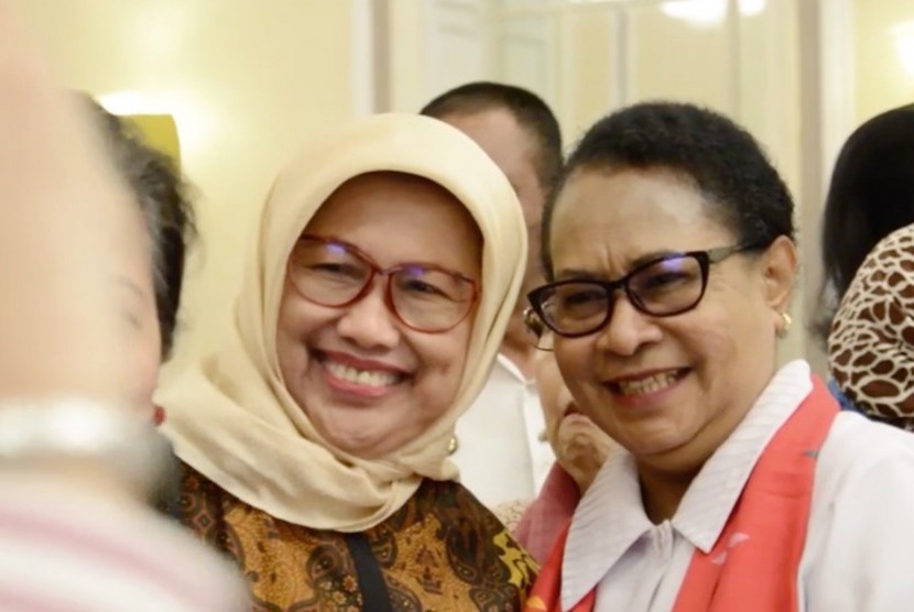 Menteri Pemberdayaan Perempuan dan Perlindungan Anak, Yohana Susana Yembise (Kanan)