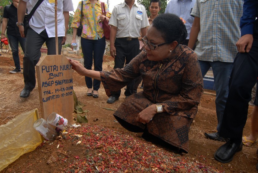 Menteri Pemberdayaan Perempuan dan Perlindungan Anak Yohana Yembise berdoa di makam Putri Nur Fauziah seorang anak korban pembunuhan disertai tindak kejahatan asusila, di Kalideres, Jakarta Barat, Rabu (7/10).