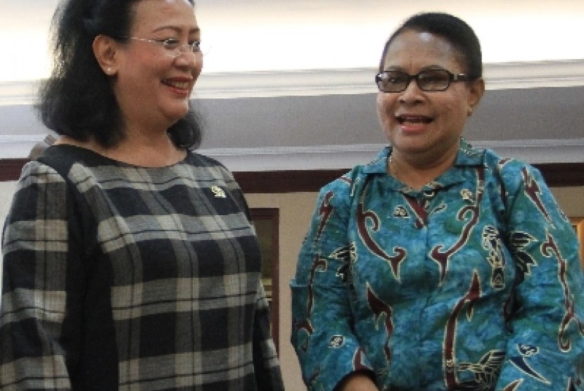 Menteri Pemberdayaan Perempuan dan Perlindungan Anak Yohana Yembise (kanan).