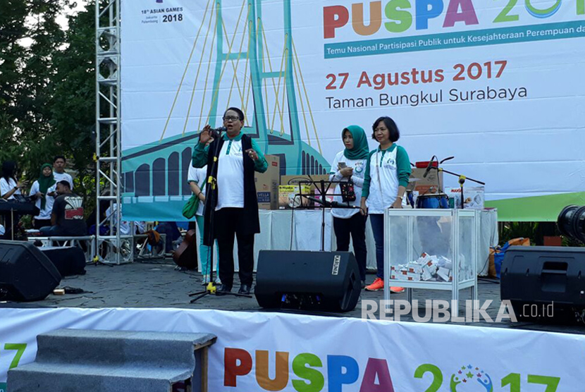 Menteri Pemberdayaan Perempuan dan Perlindungan Anak Yohana Yembise melakukan kampanye Three Ends dalam rangkaian Temu Nasional Partisipasi Publik untuk Kesejahteraan Perempuan dan Anak (PUSPA) 2017 di Taman Bungkul, Surabaya, Ahad (27/8).