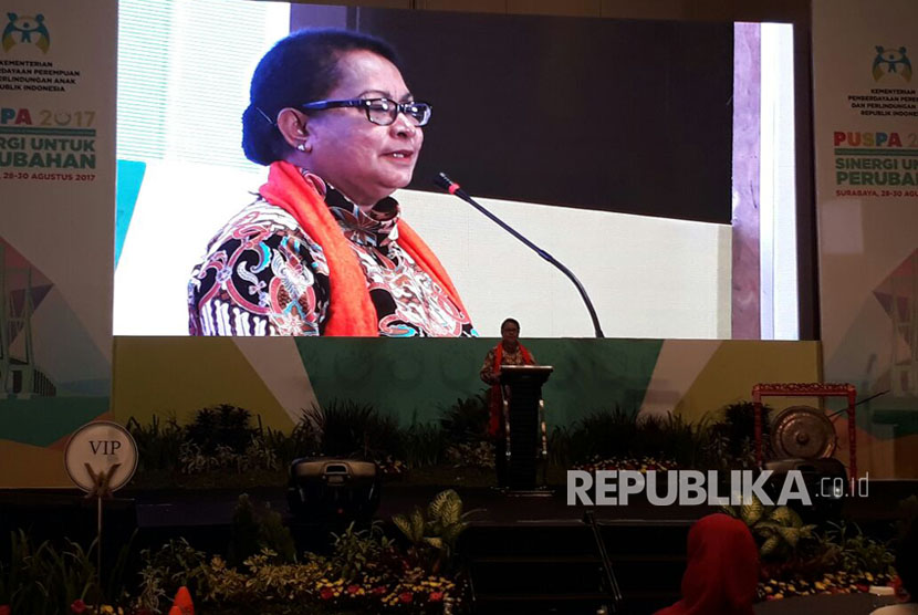 Menteri Pemberdayaan Perempuan dan Perlindungan Anak, Yohana Yembise, memberikan sambutan dalam acara Temu Nasional Partisipasi Publik untuk Kesejahteraan Perempuan dan Anak (PUSPA) 2017 di Hotel Vasa Surabaya, Senin (28/8).