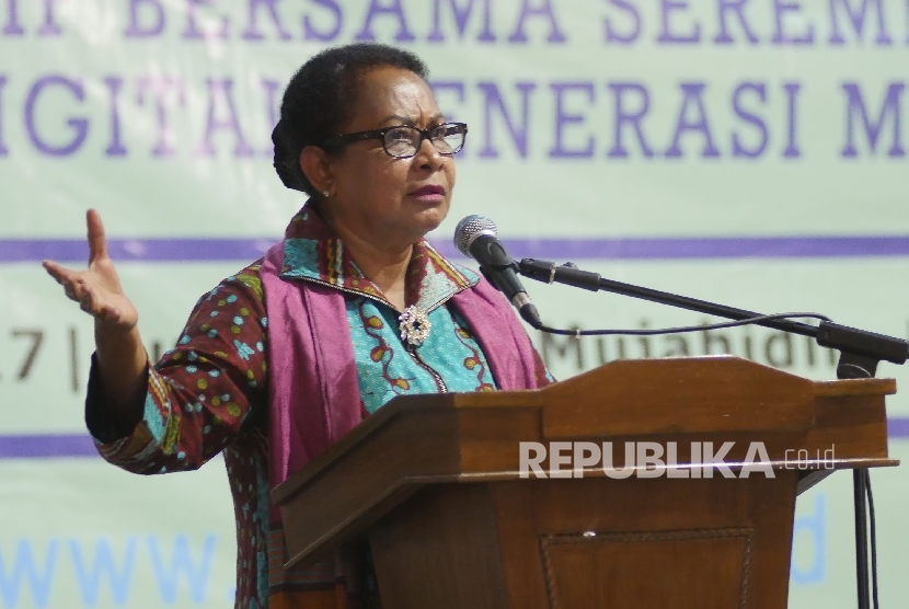 Menteri Pemberdayaan Perempuan dan Perlindungan Anak, Yohana Yembise menyampaikan materi pada Road Show Kreatif Bersama Serempak, Literasi Digital Generasi Millenial, di Aula Masjid Mujahidin, Kota Bandung, Kamsi (20/7).