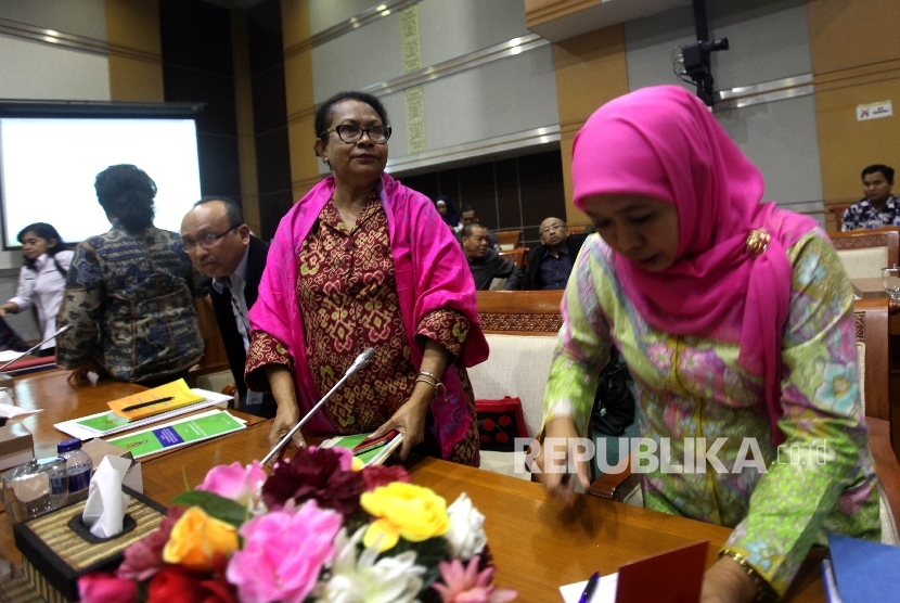 Menteri Pemberdayaan Perempuan dan Perlindungan Anak, Yohana Yembise (tengah),dan Menteri Sosial Khofifah Indar Parawansa (kanan) mengikuti rapat dengar pendapat dengan Komisi VIII DPR di Kompleks Parlemen, Jakarta, Kamis (21/7).