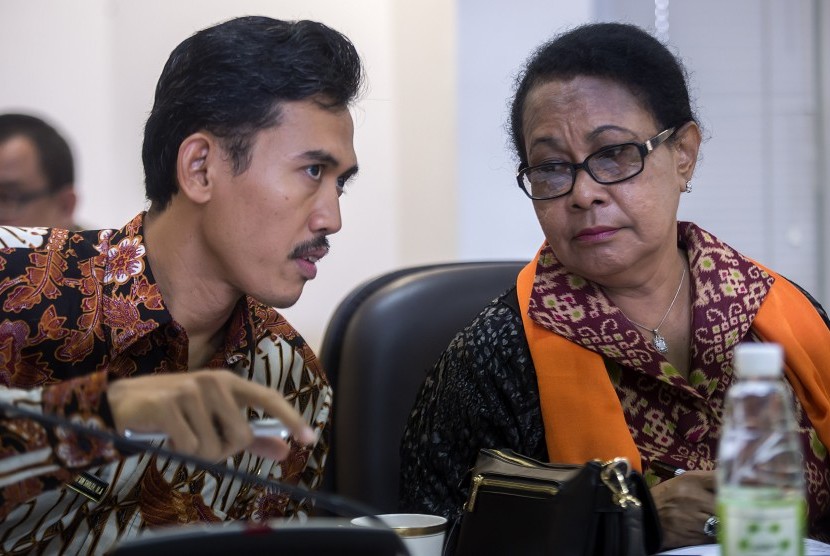 Menteri Pemberdayaan Perempuan dan Perlindungan Anak Yohanna Yembise (kanan) berbincang dengan Ketua Komisi Perlindungan Anak Indonesia Asrorun Niam Sholeh (kiri) sebelum mengikuti rapat kabinet terbatas di Kantor Kepresidenan, Jakarta, Rabu (20/1).