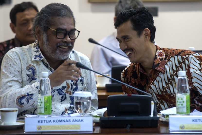 Ketua Komisi Perlindungan Anak Indonesia Asrorun Niam Sholeh (kanan) berbincang dengan Ketua Komnas Anak Arist Merdeka Sirait (kiri) sebelum mengikuti rapat kabinet terbatas di Kantor Kepresidenan, Jakarta, Rabu (20/1). 