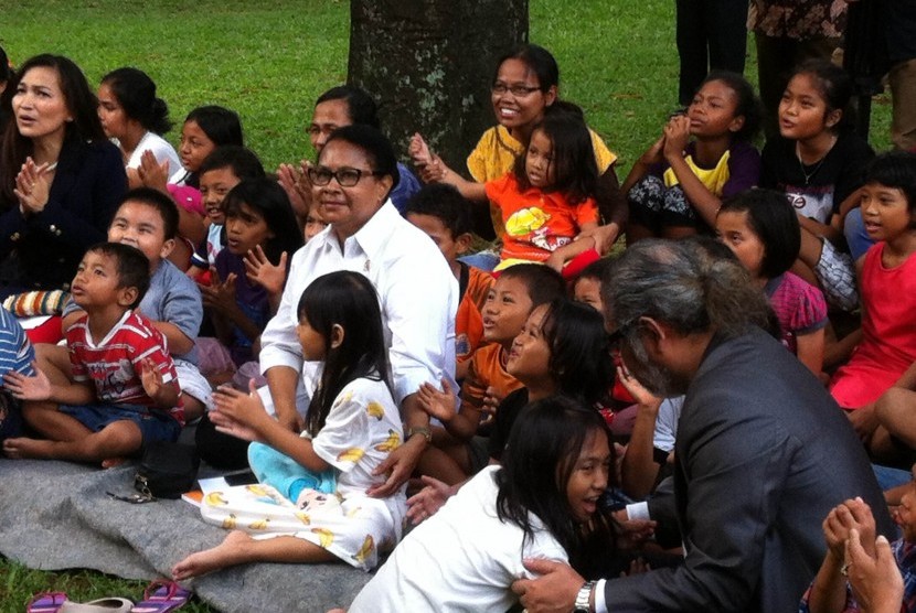 Menteri Pemberdayaan Perempuan dan Perlindungan Perempuan dan Anak Yohana Susana Yasembi berbaur dengan anak-anak asuh di Children's Village, Cibubur, Jakarta Timur, Senin (18/5).