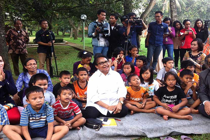 Menteri Pemberdayaan Perempuan dan Perlindungan Perempuan dan Anak Yohana Susana Yasembi berbaur dengan anak-anak asuh di Children's Village, Cibubur, Jakarta Timur, Senin (18/5).