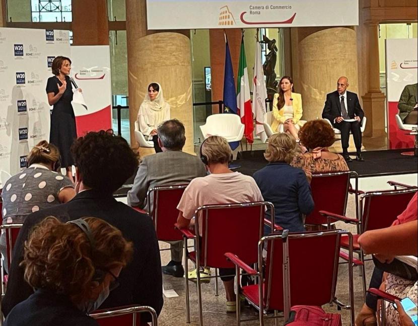 Menteri Pemberdayaan Perempuan Italia, Elena Bonetti (Kiri) bersama Dr Jessica (Blazer Kuning) saat memberikan sambutan dalam KTT G20 Woman Summit 13-15 Juli 2021 di Roma, Italia.