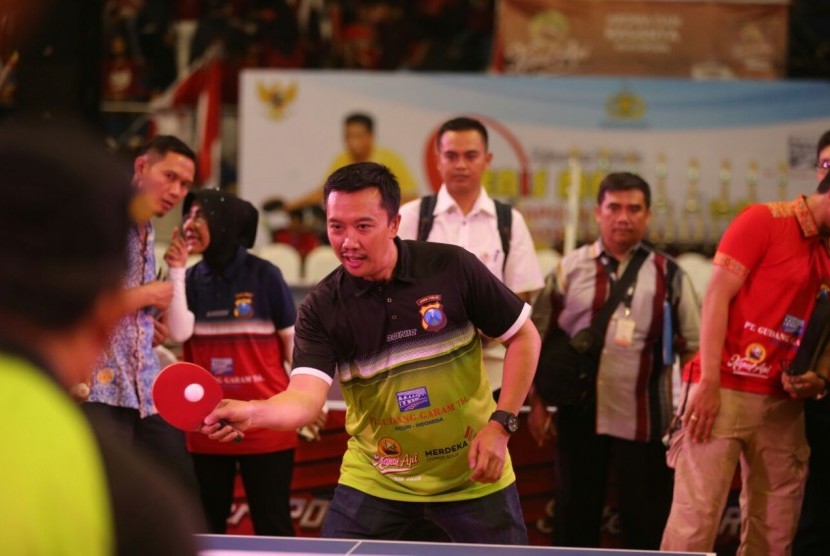 Menteri Pemuda dan Olah Raga Imam Nahrawi bersama Kapolda Machfud Arifin, membuka Kejuaraan Terbuka Tenis Meja Kapolda Jatim Cup 2017, di DBL Arena, Graha Pena – Jawa Pos, Sabtu (14/10) siang. 