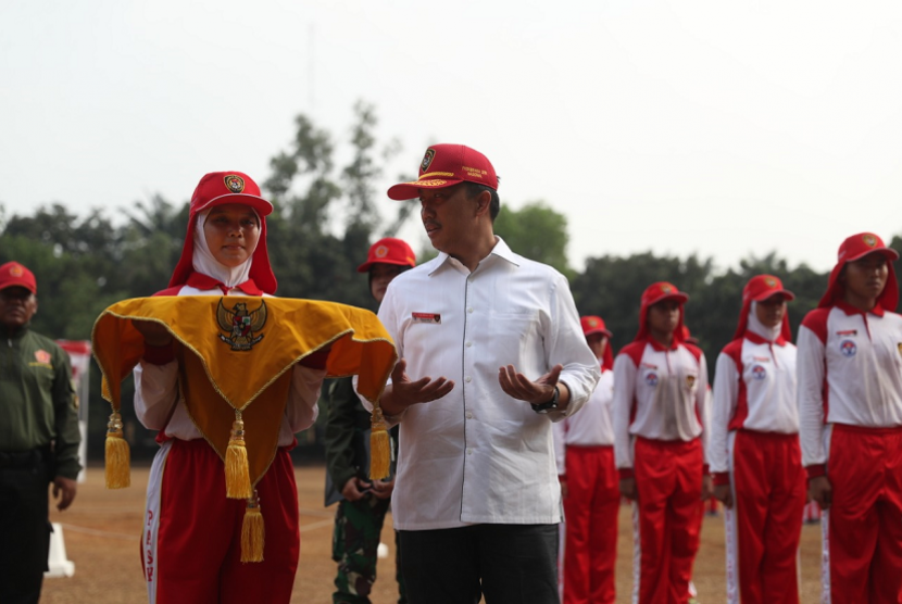 Menteri Pemuda dan Olah Raga (Menpora) Imam Nahrawi Selasa (30/7) sore meninjau dan memberikan semangat pada Pendidikan dan Pelatihan Pasukan Pengibar Bendera Pusaka (Paskibraka) di Lapangan Terbuka PPPON Cibubur, Jakarta. 
