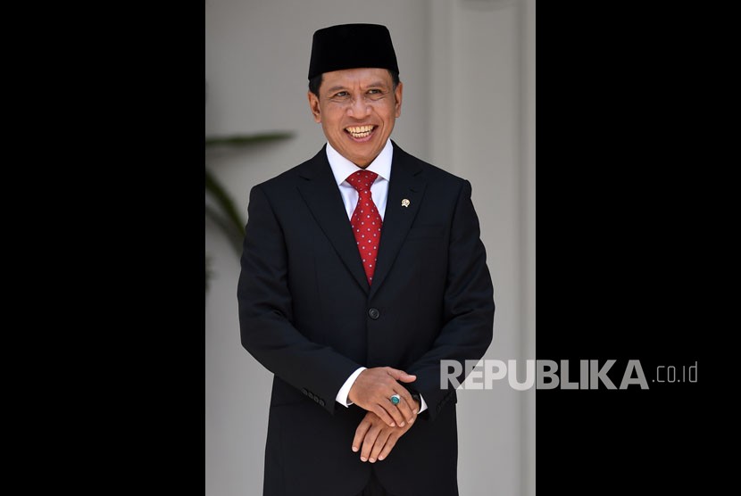 Menteri Pemuda dan Olah Raga Zainudin Amali bersiap mengikuti foto bersama seusai pelantikan menteri Kabinet Indonesia Maju di Beranda Halaman Istana Merdeka, Jakarta, Rabu (23/10/2019).