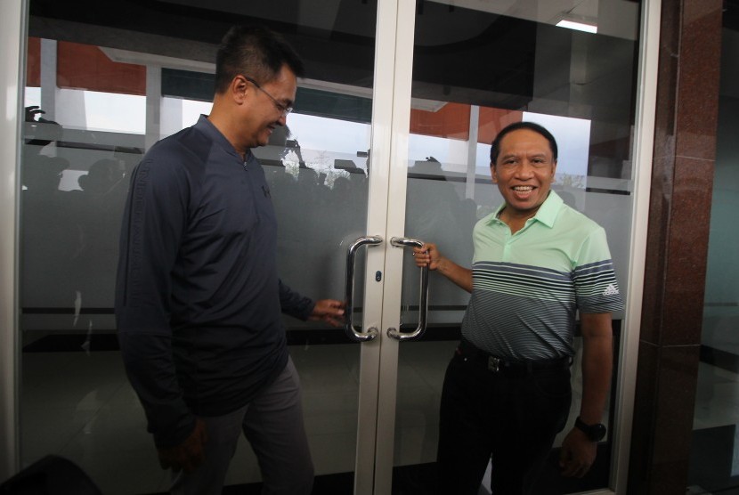 Menteri Pemuda dan Olah Raga Zainudin Amali (kanan) didampingi Kepala Dinas Pemuda dan Olah Raga Jawa Timur Supratomo di pintu masuk Stadion Gelora Bung Tomo (GBT).