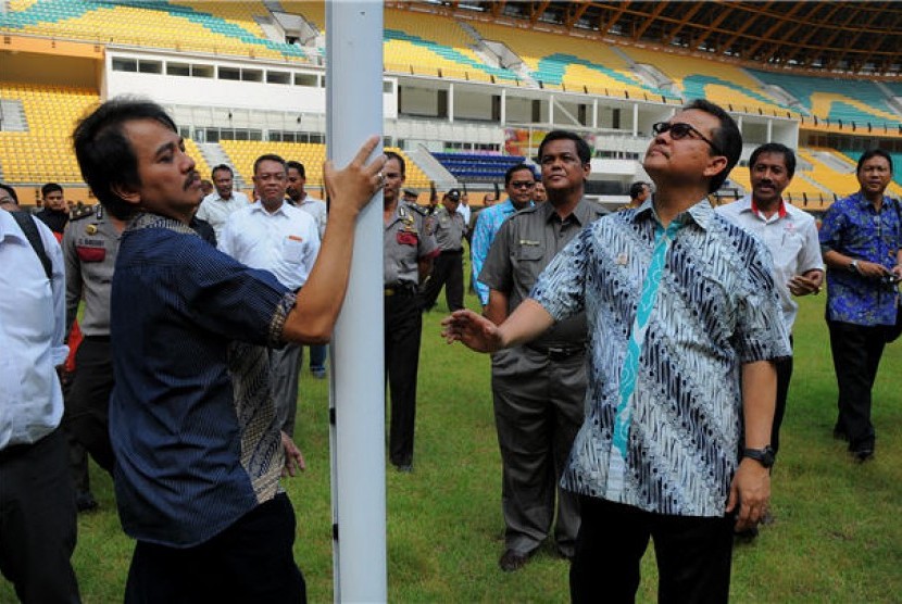 Menteri Pemuda dan Olah, Roy Suryo (kiri), didampingi Gubernur Riau, Rusli Zainal (kanan), meninjau Stadion Utama Riau, Pekanbaru, Kamis (7/3). 