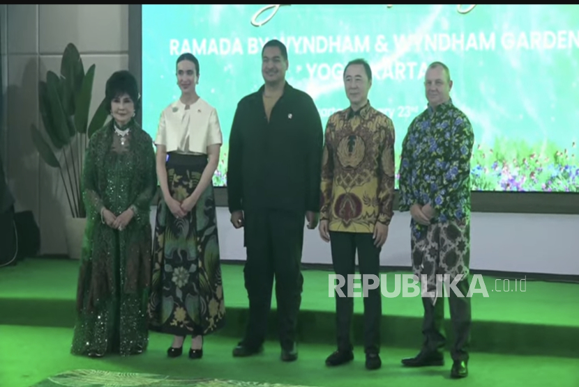 Menteri Pemuda dan Olaharaga Dito Ariotedjo (tengah) dan Menteri Pariwisata Widiyanti Putri Wardhana turut meresmikan grand opening Ramada by Windham dan Wyndham Garden Yogyakarta Conference Hotel & Action Park, Kamis (23/1/2024). 