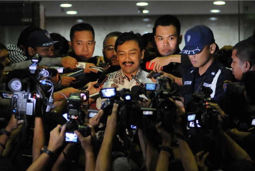 Menteri Pemuda dan Olahraga, Andi Mallarangeng, usai menjalani pemeriksaan di gedung KPK, Jakarta, Kamis (25/5). 
