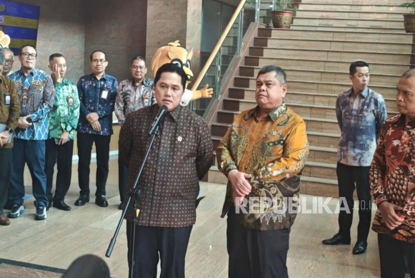 Menteri Pemuda dan Olahraga Erick Thohir bersama Kepala BPKP Muhammad Yusuf Ateh memberikan keterangan kepada awak media seusai melakukan penandatangan nota kesepahaman atau MoU di Jakarta, Selasa (18/11/2025).