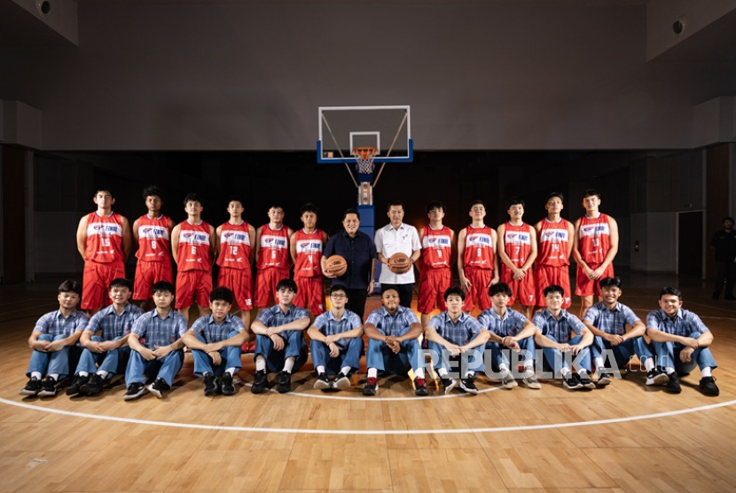 Menpora Erick dan Wamenpora Taufik Beri Kejutan pada Sesi Foto Finalis DBL Jakarta