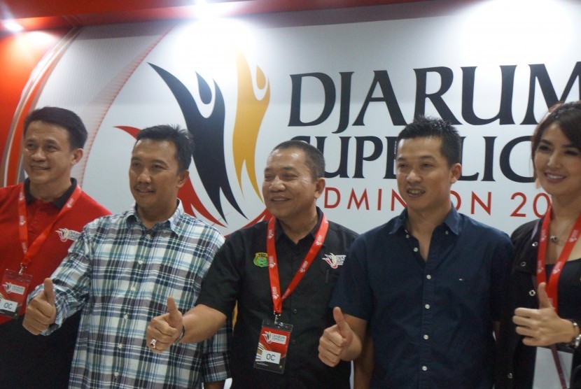 Menteri Pemuda dan Olahraga, Imam Nahrawi (baju kotak-kotak) didampingi Direktur Djarum Superliga sekaligus Sekjen PBSI, Ahmad Budiharto (tengah) dan Staf Ahli Kemenpora Taufik Hidayat dalam jumpa pers di Djarum Superliga Badminton 2017 di DBL Arena Suraba