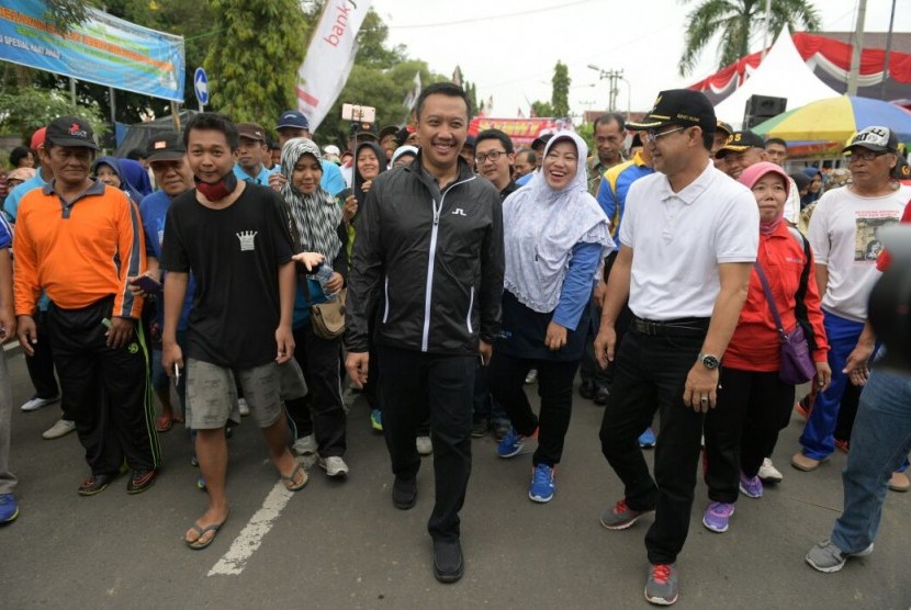 Menteri Pemuda dan Olahraga Imam Nahrawi bersama Bupati Ngawi Budi Sulistyono jalan sehat menuju Benteng Van den Bosch salah satu destinasi yang direncanakan menjadi daya tarik Pariwisata Olahraga di Ngawi, Jawa Timur, Ahad (19/3).
