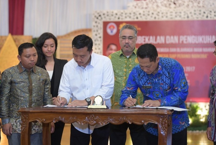 Menteri Pemuda dan Olahraga, Imam Nahrawi bersama Kepala Badan Narkotika Nasional (BNN) Budi Waseso, Sekretaris Daerah Yogyakarta mewakili Gubernur DIY Sulistyo mengkukuhkan kader pemuda anti narkoba, Jumat (21/7).