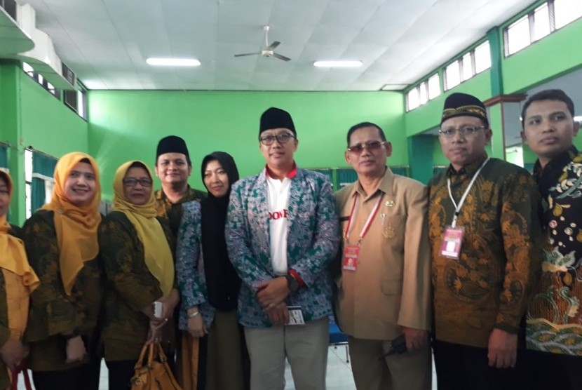 Menteri Pemuda dan Olahraga Imam Nahrawi beserta sang istri Shobibah Rohmah berangkat ke tanah suci untuk menjalani ibadah haji pada Senin (5/8). Imam dan sang istri tergabung dalam kloter 85, atau kloter terakhir Embarkasi Surabaya.