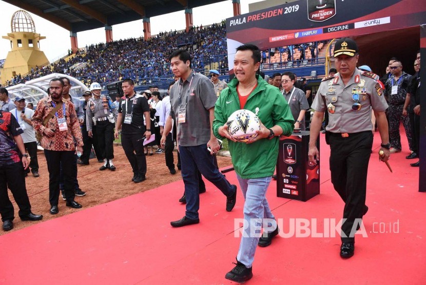 Menteri Pemuda dan Olahraga Imam Nahrawi didampingi Kapolda Jabar Irjen Pol Agung Budi Maryoto membawa bola pada pembukaan Piala Presiden 2019 di Stadion Si Jalak Harupat, Kabupaten Bandung, Sabtu (2/3).