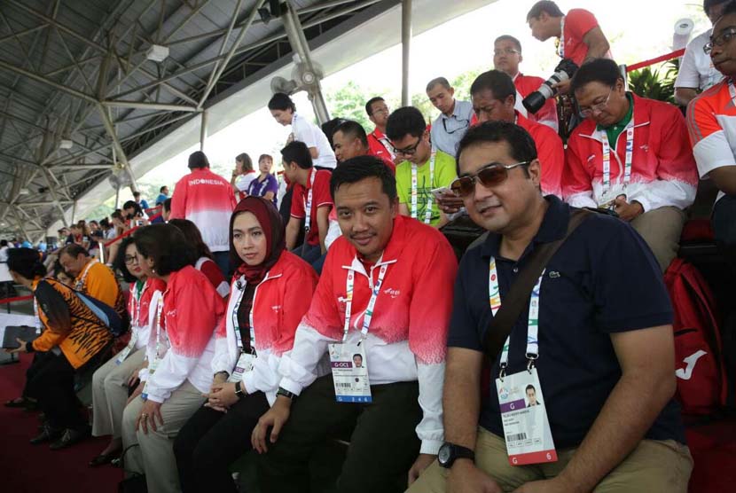 Menteri Pemuda dan Olahraga, Imam Nahrawi (dua kanan), memberikan semangat bagi kontingen Indonesia yang berjuang di SEA Games 2015 Singapura.