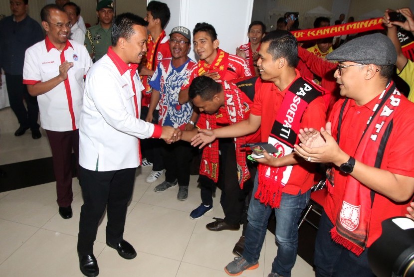 Menteri Pemuda dan Olahraga, Imam Nahrawi (kedua kiri) menyapa sejumlah suporter klub sepak bola Indonesia saat jumpa suporter di Wisma Menpora, Jakarta, Kamis (3/8). 