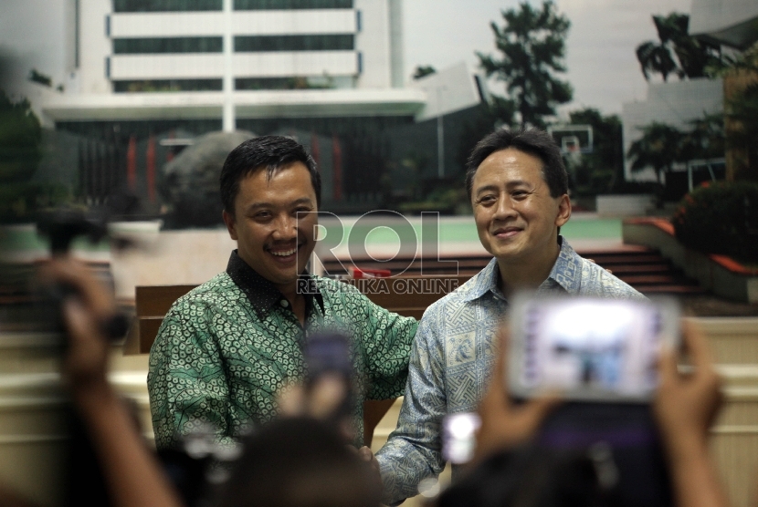 Menteri Pemuda dan Olahraga Imam Nahrawi (kiri) berfoto bersama Kepala Badan Ekonomi Kreatif (Bekraf) Triawan Munaf (kanan) usai memberikan keterangan pers di Kantor Kemenpora, Jakarta, Rabu (6/1).